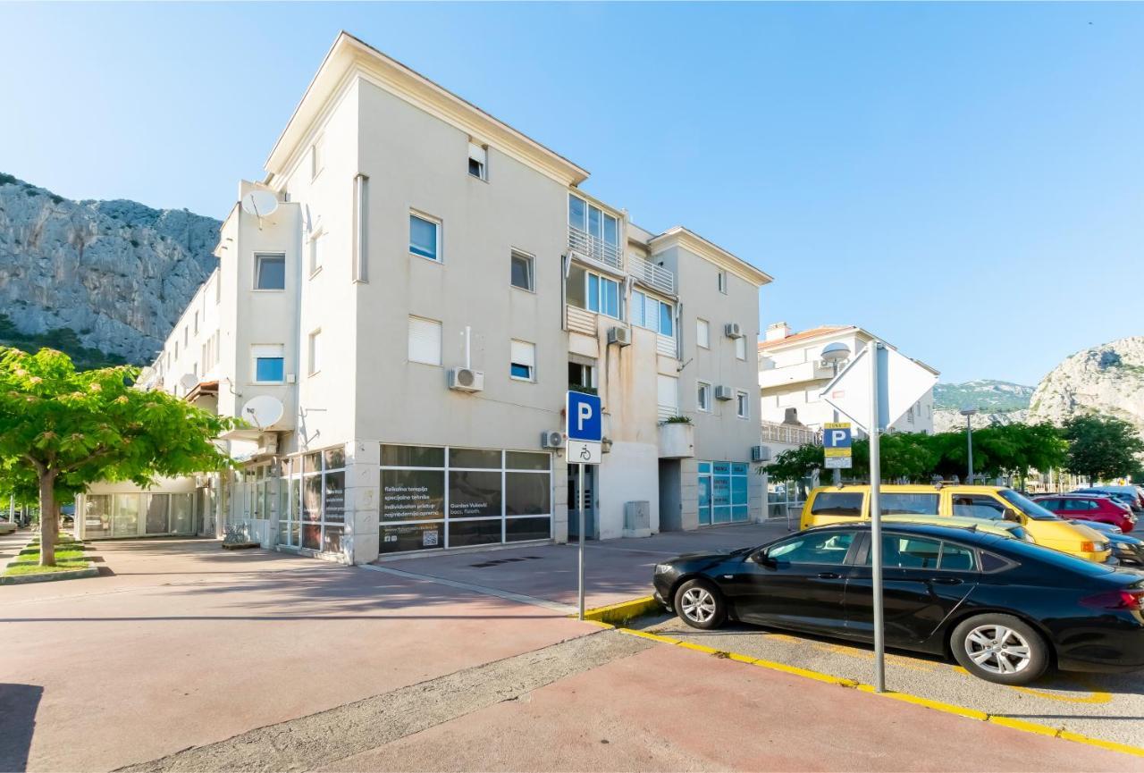 Pepalo,omis Free Parking